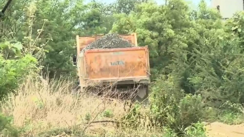ಕಲಘಟಗಿ | ಕಲ್ಲು ಮಾಫಿಯಾ ಅಬ್ಬರ - ಹಗಲಲ್ಲೇ ಪ್ರಕೃತಿ ಲೂಟಿ, ಅಧಿಕಾರಿಗಳ ಮೌನಕ್ಕೆ ಸಾರ್ವಜನಿಕರ ಆಕ್ರೋಶ! 11 Stone mafia rampage in Hubballi Dharwad Nature looted in broad daylight public outrage over silence of officials 2
