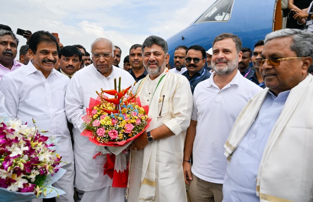 ಡಿ.ಕೆ.ಶಿವಕುಮಾರ್ ಪಟ್ಟಾಭಿಷೇಕ; ಮುಖ್ಯಮಂತ್ರಿಯಾಗಿ ಪ್ರಮಾಣವಚನ ಸ್ವೀಕರಿಸಿದ ಡಿಕೆಶಿ 41 b37328b1 93e0 4298 a6f5 fc8d3ecfb278