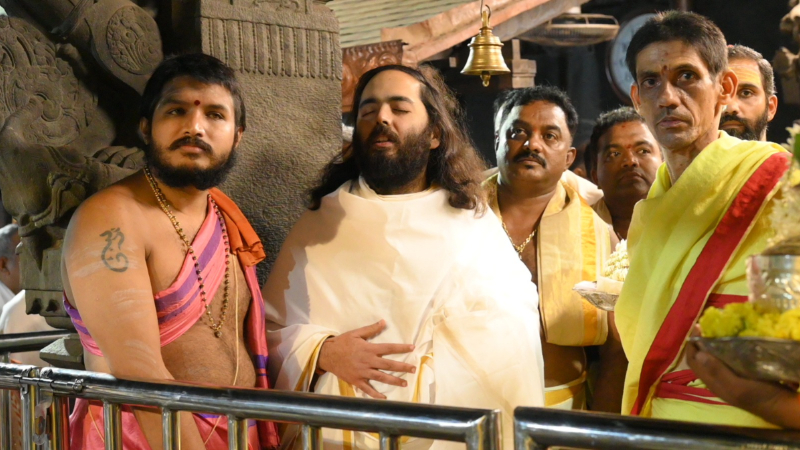 ಕೊಲ್ಲೂರು ಮೂಕಾಂಬಿಕೆ ಸನ್ನಿಧಾನದಲ್ಲಿ ಅನಂತ್ ಅಂಬಾನಿ ವಿಶೇಷ ಪೂಜೆ 10 businessman Anant Ambani Visits Kollur Mookambika Temple in Udupi 3