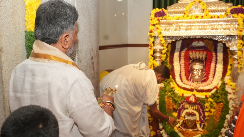 d.k.shivakumar ajjayya darshan