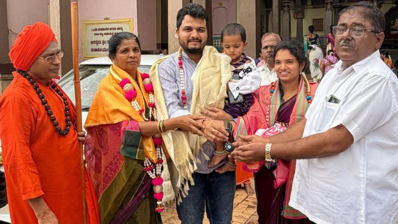 ಶಿಕ್ಷಕನ ಋಣ ತೀರಿಸಿದ ಶಿಷ್ಯ: ಶುಲ್ಕ ಕಟ್ಟಿದ ಗುರುವಿಗೆ ನಿವೃತ್ತಿ ದಿನವೇ ಕಾರು ಉಡುಗೊರೆ 11 haveri 1