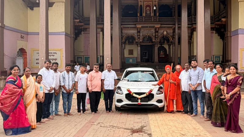 ಶಿಕ್ಷಕನ ಋಣ ತೀರಿಸಿದ ಶಿಷ್ಯ: ಶುಲ್ಕ ಕಟ್ಟಿದ ಗುರುವಿಗೆ ನಿವೃತ್ತಿ ದಿನವೇ ಕಾರು ಉಡುಗೊರೆ 13 haveri 3
