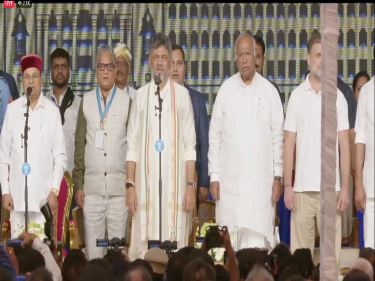 ಡಿ.ಕೆ.ಶಿವಕುಮಾರ್ ಪಟ್ಟಾಭಿಷೇಕ; ಮುಖ್ಯಮಂತ್ರಿಯಾಗಿ ಪ್ರಮಾಣವಚನ ಸ್ವೀಕರಿಸಿದ ಡಿಕೆಶಿ 40 vlcsnap 2026 06 03 16h07m07s930