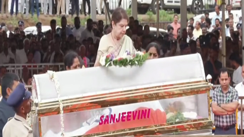 ಮಣ್ಣಲ್ಲಿ ಮಣ್ಣಾದ ಚೆನ್ನಮ್ಮ - ಸಕಲ ಸರ್ಕಾರಿ ಗೌರವಗಳೊಂದಿಗೆ ನೆರವೇರಿದ ಅಂತ್ಯಕ್ರಿಯೆ 14 Anita Kumaraswamy