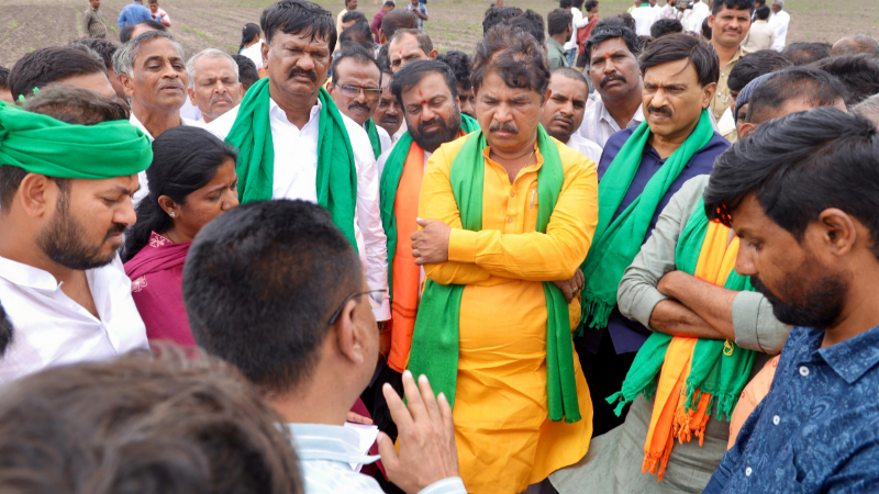 ಕೂಡಲೇ ಬರ ಘೋಷಿಸದಿದ್ದರೆ 'ಚಲೋ ಹೊಲ ಗದ್ದೆ' ಧರಣಿ ಆರಂಭ - ಅಶೋಕ್ ಎಚ್ಚರಿಕೆ 11 Ballari R Ashok Visit To Drought Places 1