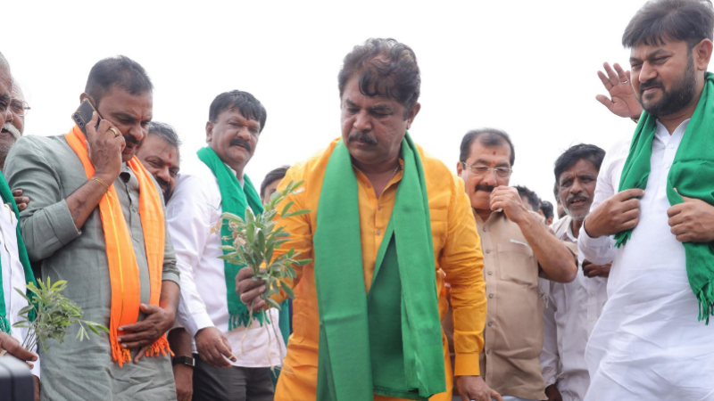 ಕೂಡಲೇ ಬರ ಘೋಷಿಸದಿದ್ದರೆ 'ಚಲೋ ಹೊಲ ಗದ್ದೆ' ಧರಣಿ ಆರಂಭ - ಅಶೋಕ್ ಎಚ್ಚರಿಕೆ 10 Ballari R Ashok Visit To Drought Places 2