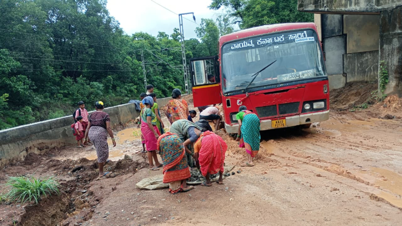 Belagavi Goa Highway Turns into Muddy Swamp KSRTC Bus Stuck for 2 Hours Passengers Stranded