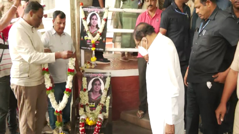 ಮೃತ ಭುವನಾ ಕುಟುಂಬಕ್ಕೆ 1 ಕೋಟಿ ವಿಮೆ, ಒಬ್ಬರಿಗೆ ಸರ್ಕಾರಿ ಕೆಲಸ - ಪರಮೇಶ್ವರ್ ಭರವಸೆ ಬೆನ್ನಲ್ಲೇ ಪ್ರತಿಭಟನೆ ವಾಪಸ್ 9 Bhuvana VA DCM Parameshwar 2