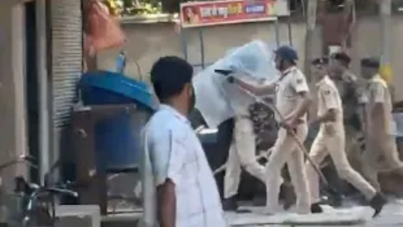 Bihar Cop Seen On Camera Firing At Protesting Students With AK 47 Suspended 1