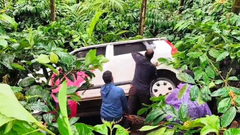 Car overturns in Kalasa Chikkamagaluru five injured