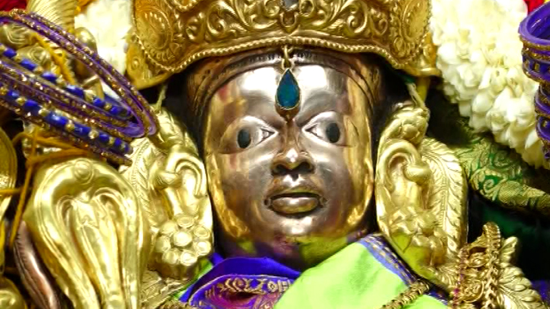 ಬೆಟ್ಟದಲ್ಲಿ 3ನೇ ಆಷಾಢ ಶುಕ್ರವಾರದ ಸಂಭ್ರಮ – ಲಕ್ಷ್ಮಿ ಅಲಂಕಾರದಲ್ಲಿ ಕಂಗೊಳಿಸಿದ ತಾಯಿ ಚಾಮುಂಡಿ 13 Chamundeshwari 4