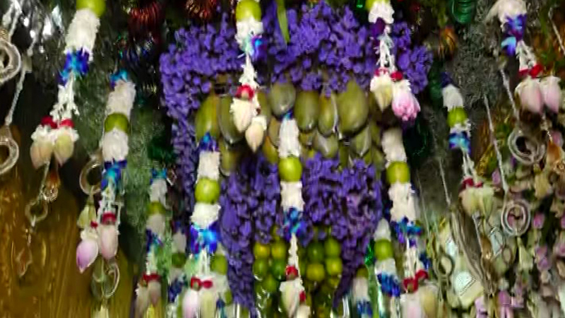 ಬೆಟ್ಟದಲ್ಲಿ 3ನೇ ಆಷಾಢ ಶುಕ್ರವಾರದ ಸಂಭ್ರಮ – ಲಕ್ಷ್ಮಿ ಅಲಂಕಾರದಲ್ಲಿ ಕಂಗೊಳಿಸಿದ ತಾಯಿ ಚಾಮುಂಡಿ 14 Chamundeshwari 5