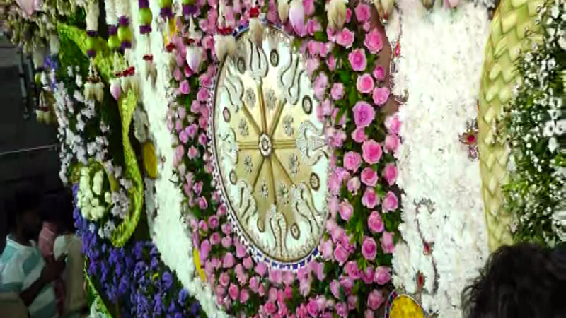 ಬೆಟ್ಟದಲ್ಲಿ 3ನೇ ಆಷಾಢ ಶುಕ್ರವಾರದ ಸಂಭ್ರಮ – ಲಕ್ಷ್ಮಿ ಅಲಂಕಾರದಲ್ಲಿ ಕಂಗೊಳಿಸಿದ ತಾಯಿ ಚಾಮುಂಡಿ 15 Chamundeshwari 6