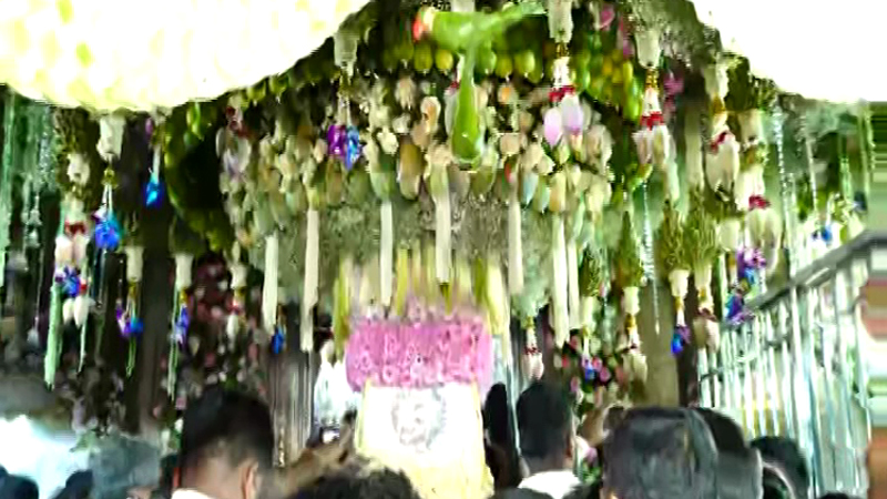 ಬೆಟ್ಟದಲ್ಲಿ 3ನೇ ಆಷಾಢ ಶುಕ್ರವಾರದ ಸಂಭ್ರಮ – ಲಕ್ಷ್ಮಿ ಅಲಂಕಾರದಲ್ಲಿ ಕಂಗೊಳಿಸಿದ ತಾಯಿ ಚಾಮುಂಡಿ 12 Chamundi Betta