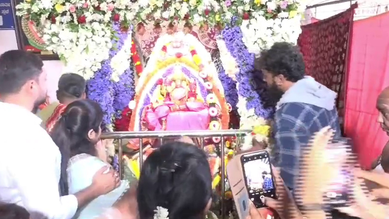 ಆಷಾಢ ಮಾಸದ ಸಂಭ್ರಮ - ತಾಯಿ ಚಾಮುಂಡಿಗೆ ಸಪ್ತಮಿ, ಅಶ್ವಿನಿ ಗೌಡ, ಧನ್ವೀರ್ ವಿಶೇಷ ಪೂಜೆ 10 Chamundi Hills 1