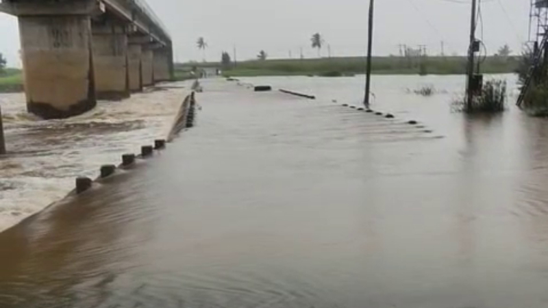 Chikkodi Rain Fury Western Ghats Downpour Triggers Flood Alert Krishna Doodhganga and Vedganga Rivers Overflow Submerging 4 Key Bridges 1