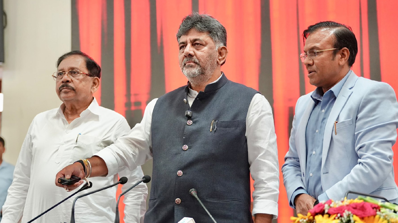 ಮನೆ ಬಾಗಿಲಿಗೇ ಶಾಶ್ವತ ನಿವಾಸ ಪತ್ರ, ಜಾತಿ ಪ್ರಮಾಣ ಪತ್ರ ತಲುಪಿಸುವ ಕಾರ್ಯಕ್ರಮಕ್ಕೆ ಸಿಎಂ ಡಿಕೆಶಿ ಚಾಲನೆ 9 DK Shivakumar 13