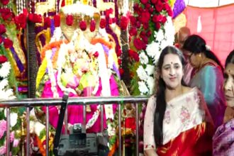 DK Shivakumar Wife Usha Visits Chamundi Temple Mysuru