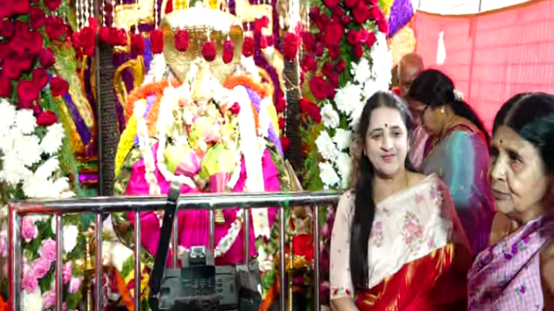 DK Shivakumar Wife Usha Visits Chamundi Temple Mysuru