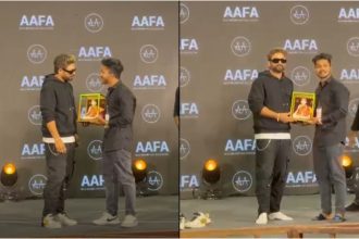 Fan Presents Idol of Sadguru Siddharoodha Swamiji to Actor Allu Arjun