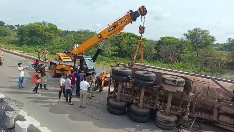 FotoJeNelamangala Chloride Chemical Lorry Overturns