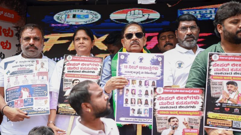 ನೀಟ್ ಪ್ರಶ್ನೆಪತ್ರಿಕೆ ಸೋರಿಕೆ; ಮೋದಿ ಸಂಪೂರ್ಣ ಜವಾಬ್ದಾರಿ ಹೊರಬೇಕು: ಪರಮೇಶ್ವರ್ 10 G Parameshwara in Karnataka NEET Protest 1