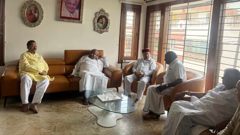 ಪದ್ಮನಾಭನಗರ ನಿವಾಸಕ್ಕೆ ಭೇಟಿ ನೀಡಿ ದೇವೇಗೌಡರಿಗೆ ಸಾಂತ್ವನ ಹೇಳಿದ ಗವರ್ನರ್, ಯತ್ನಾಳ್ 9 HDD Basanagouda Patil Yatnal Governer 1