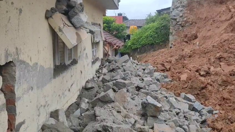 ಜಡಿ ಮಳೆಗೆ ಕುಸಿದ ಬೃಹತ್ ತಡೆಗೋಡೆ - 2 ಮನೆಗಳು ಜಖಂ 9 Hassan Retaining Wall Collapse 2
