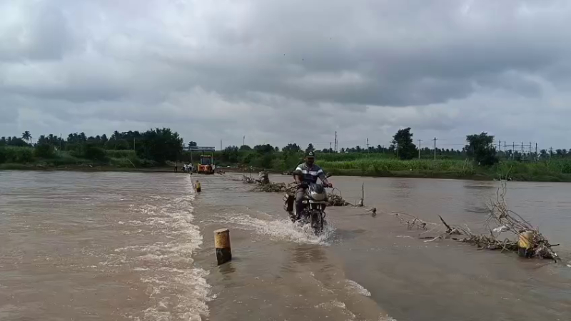 Heavy Rains Trigger Flood Threat Ghataprabha River Swells to 15000 Cusecs Nandagaon Avaradi Bridge Submerged 1