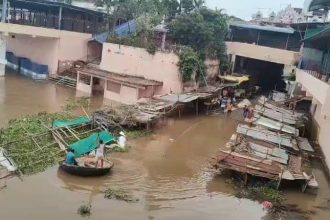 Heavy Rains in Malnad Tungabhadra River Swells Submerges Ukkadagatri Temple Ghat in Harihara Davanagere 1