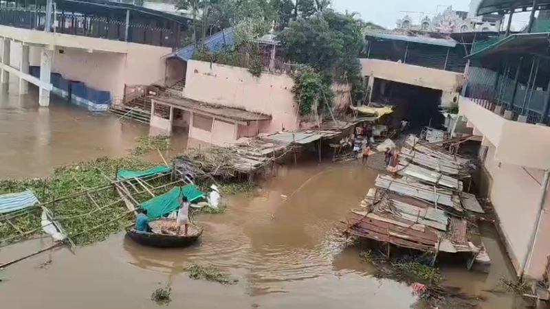 Heavy Rains in Malnad Tungabhadra River Swells Submerges Ukkadagatri Temple Ghat in Harihara Davanagere 1