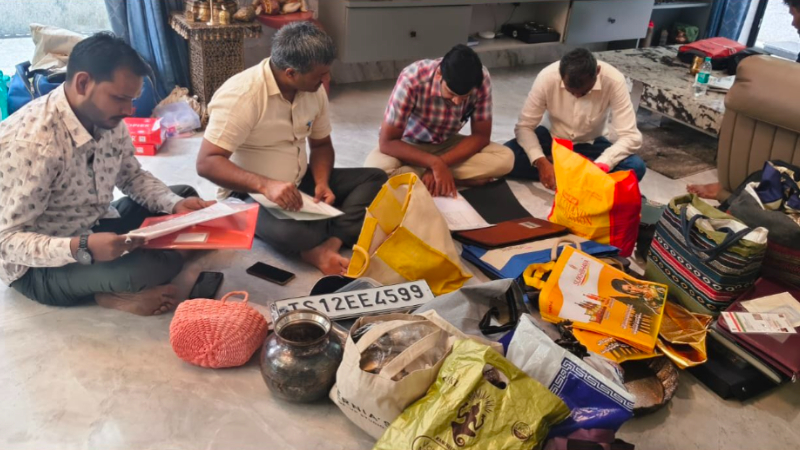 ಕರ್ನಾಟಕದಲ್ಲಿ 45 ಎಕರೆ ಜಾಗ, ಕೆಜಿಗಟ್ಟಲೆ ಚಿನ್ನ - ತೆಲಂಗಾಣ ಡಿಎಸ್ಪಿಯ 200 ಕೋಟಿ ಸಾಮ್ರಾಜ್ಯ ಬಯಲಿಗೆಳೆದ ಎಸಿಬಿ 9 Hyderabad DSP Bhima Reddy in ACB Net Luxury Villas 50 Acres of Land 2kg Gold and 43 Lakh Cash Seized in Mega Raids 1