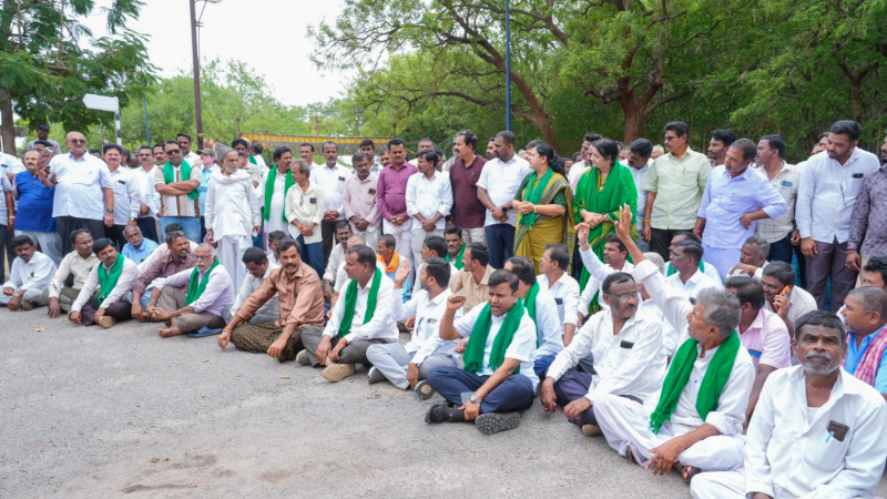 ತುಂಗಭದ್ರಾ ಡ್ಯಾಂನಿಂದ ನೀರು ಬಿಡುಗಡೆಗೆ ಆಗ್ರಹಿಸಿ ರೈತರ ಬೃಹತ್ ಪ್ರತಿಭಟನೆ 12 Koppal Farmers Water Protest 1