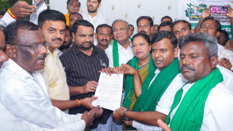 ತುಂಗಭದ್ರಾ ಡ್ಯಾಂನಿಂದ ನೀರು ಬಿಡುಗಡೆಗೆ ಆಗ್ರಹಿಸಿ ರೈತರ ಬೃಹತ್ ಪ್ರತಿಭಟನೆ 13 Koppal Farmers Water Protest 3