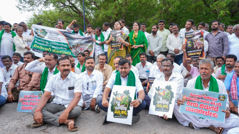 ತುಂಗಭದ್ರಾ ಡ್ಯಾಂನಿಂದ ನೀರು ಬಿಡುಗಡೆಗೆ ಆಗ್ರಹಿಸಿ ರೈತರ ಬೃಹತ್ ಪ್ರತಿಭಟನೆ 11 Koppal Farmers Water Protest