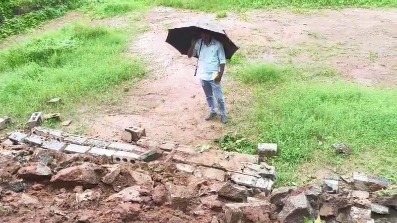 ಕೊಡಗಿನ ಪೊನ್ನಂಪೇಟೆ ತಾಲೂಕಿನ ಸುತ್ತಮುತ್ತ ಭಾರೀ - ಶಾಲೆಯ ತಡೆಗೋಡೆ ಕುಸಿತ; ತಪ್ಪಿದ ದುರಂತ 11 Madikeri Wall Collapse 1