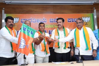 Major Blow to Congress in Belagavi Satish Jarkiholis Close Aide and Kuruba Leader Sadashiv Deshinge Joins BJP