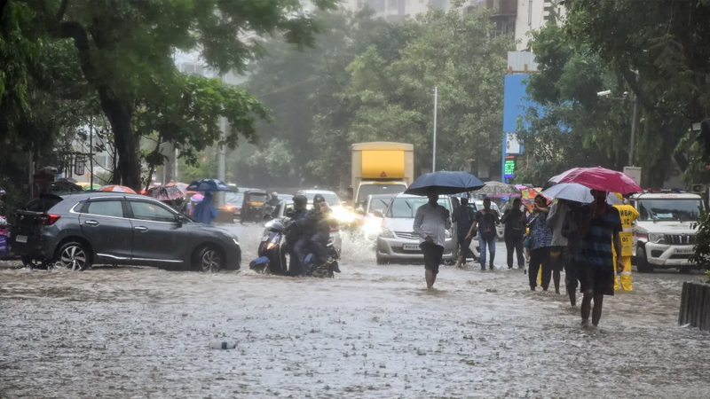 ಮುಂಬೈನಲ್ಲಿ `ಮರಣ ಮಳೆ'ಗೆ 8 ಬಲಿ - ಕುಸಿದ ರಸ್ತೆ, ಅಪ್ಪಳಿಸಿದ ಪ್ರವಾಹ, ಮುಂಬೈ-ಪುಣೆ ಸಂಪರ್ಕ ಕಟ್ 10 Mumbai Rain 2