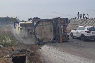 Nelamangala Chloride Chemical Lorry Overturns