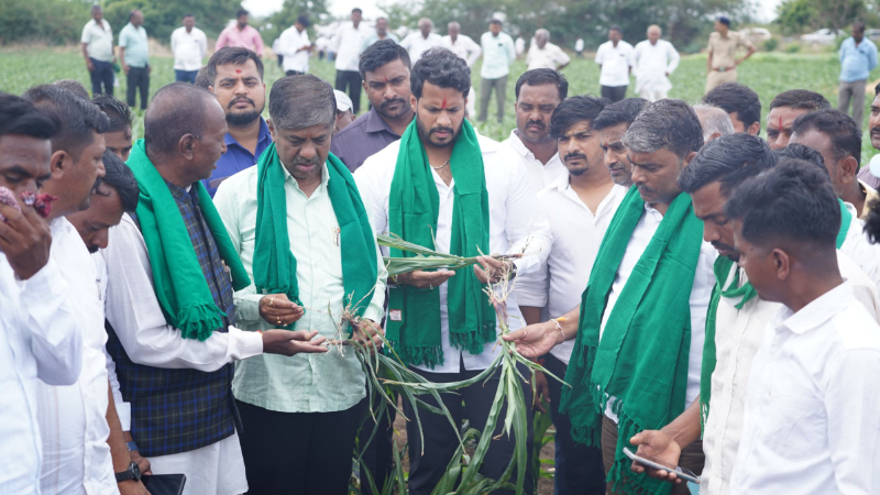 ಬಾದಾಮಿಯಲ್ಲಿ ನಿಖಿಲ್ ಬರ ವೀಕ್ಷಣೆ - ಸರ್ಕಾರಕ್ಕೆ ಎಕರೆಗೆ 25 ಸಾವಿರ ಪರಿಹಾರ ನೀಡಲು ಆಗ್ರಹ 9 Nikhil Kumaraswamy Visits Drought Hit Badami 2