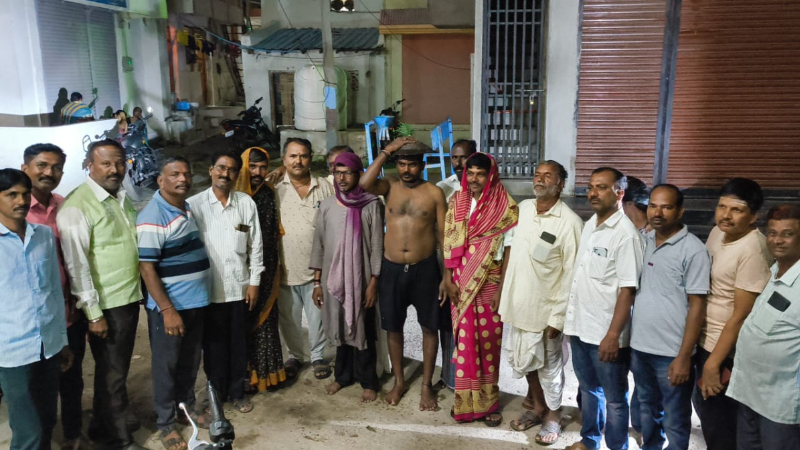 Rivers Swell But Rains Fail Bagalkote Ilkal Farmers Perform Unique Gurji Ritual With Frogs To Appease Rain God