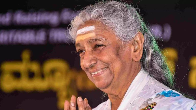 ತೆಲುಗು ಬ್ರಾಹ್ಮಣ ಸಂಪ್ರದಾಯದಂತೆ ನೆರವೇರಿದ ಗಾಯಕಿ ಎಸ್.ಜಾನಕಿ ಅಂತ್ಯಕ್ರಿಯೆ; ಚಿತೆಗೆ ಮೊಮ್ಮಗಳಿಂದ ಅಗ್ನಿಸ್ಪರ್ಶ 9 S Janaki 1 2