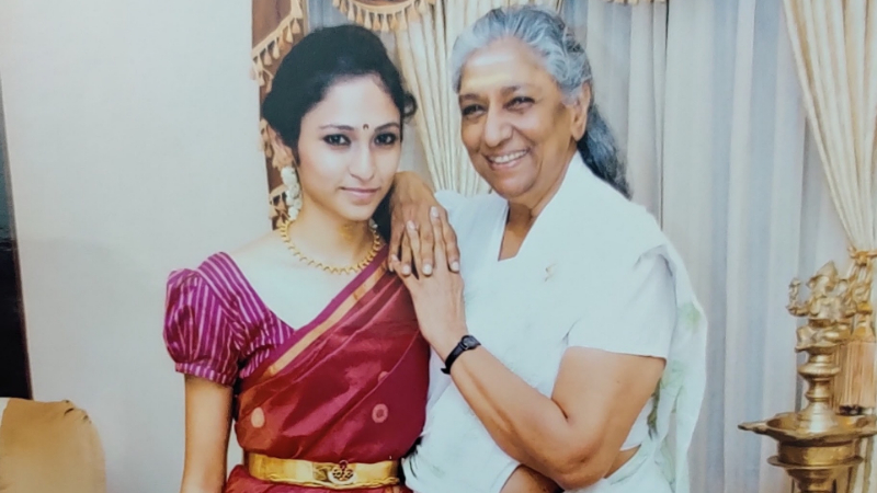 ಕಣ್ಣೀರಿನಿಂದ ಪ್ರೀತಿಯನ್ನು ಅಳೆಯಬೇಡಿ - ದುಃಖವನ್ನು ಪ್ರಶ್ನಿಸಿದವರಿಗೆ ಎಸ್.ಜಾನಕಿ ಮೊಮ್ಮಗಳು ಅಪ್ಸರಾ ತಿರುಗೇಟು 14 S Janaki 3 1
