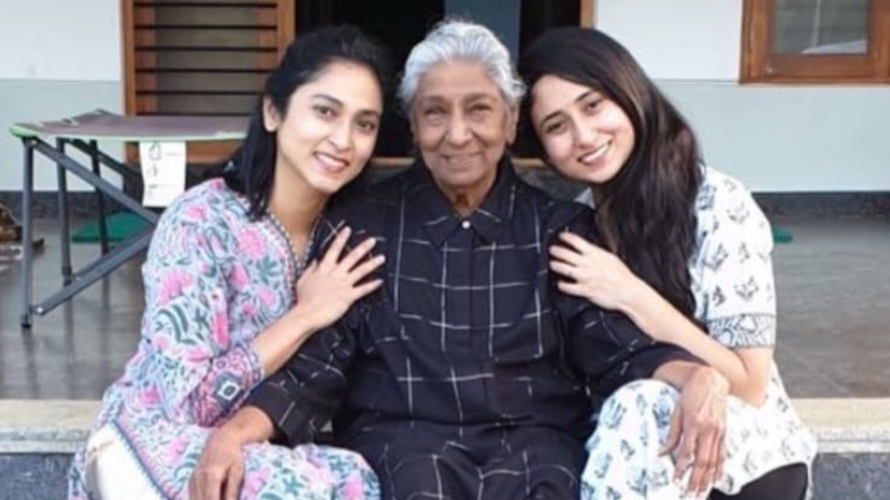 ಕಣ್ಣೀರಿನಿಂದ ಪ್ರೀತಿಯನ್ನು ಅಳೆಯಬೇಡಿ - ದುಃಖವನ್ನು ಪ್ರಶ್ನಿಸಿದವರಿಗೆ ಎಸ್.ಜಾನಕಿ ಮೊಮ್ಮಗಳು ಅಪ್ಸರಾ ತಿರುಗೇಟು 15 S Janaki 8
