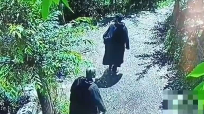 Shopian Encounter Most Wanted A Category Lashkar Commander Zakir Ahmad Ganie and Accomplice Trapped in Kashmir Orchard Army Seals Area 2