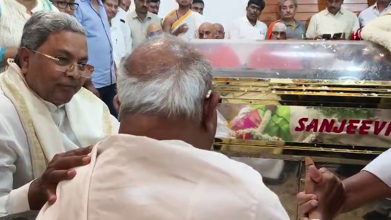 ಬೆನ್ನುತಟ್ಟಿ ದೇವೇಗೌಡ, ಕುಮಾರಸ್ವಾಮಿಗೆ ಸಾಂತ್ವನ ಹೇಳಿದ ಸಿದ್ದರಾಮಯ್ಯ 10 Siddaramaiah