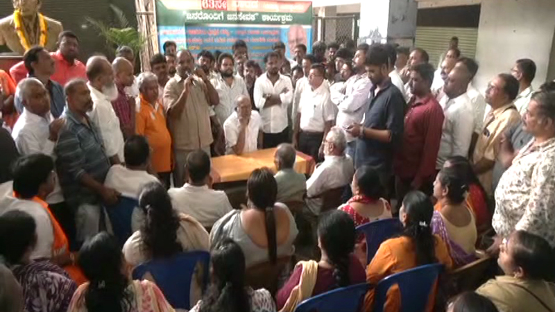 ಸುರೇಶ್ ಕುಮಾರ್ ವಿರುದ್ಧ 300 ಕೋಟಿ ಟೆಂಡರ್ ಗೋಲ್ಮಾಲ್ ಆರೋಪ - ʻಕೈʼ ಕಾರ್ಯಕರ್ತರಿಂದ ಶಾಸಕರ ಮುತ್ತಿಗೆಗೆ ಯತ್ನ 9 Suresh Kumar 2