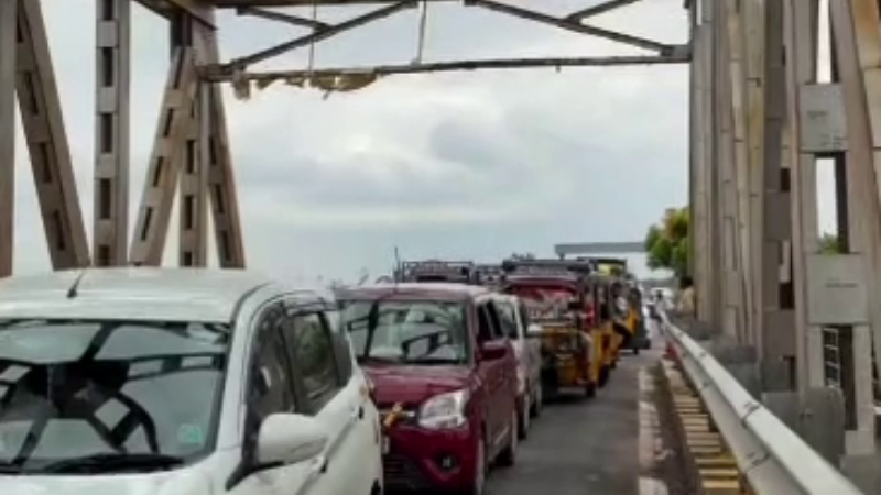 ಮುರಿದುಬಿದ್ದ ತುಂಗಭದ್ರಾ ನದಿಯ ಉಕ್ಕಿನ ಸೇತುವೆ ಸರಳು - ರಾಯಚೂರು, ಮಂತ್ರಾಲಯ ಮಾರ್ಗದಲ್ಲಿ ಟ್ರಾಫಿಕ್ ಜಾಮ್ 9 Tungabhadra river Steel bridge Tension Rod collapses in Raichur 1