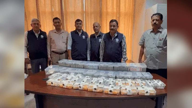 13 ಕೆಜಿ ಚಿನ್ನ, 9 ಕೆಜಿ ಬೆಳ್ಳಿ, ಗೋಡೆಯಲ್ಲಿ ಬಚ್ಚಿಟ್ಟಿದ್ದ 1.62 ಕೋಟಿ ಹಣ ಜಪ್ತಿ - ನಿವೃತ್ತ ARTO ಆಸ್ತಿ ಕಂಡು ಅಧಿಕಾರಿಗಳೇ ದಂಗು 9 UP ARTO 2