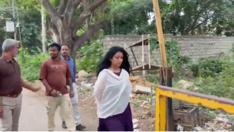 ಪರಪ್ಪನ ಅಗ್ರಹಾರ ಜೈಲಿಗೆ ವಿಜಯಲಕ್ಷ್ಮಿ ಭೇಟಿ; ದರ್ಶನ್ ಜೊತೆ ಅರ್ಧ ಗಂಟೆ ಮಾತುಕತೆ
